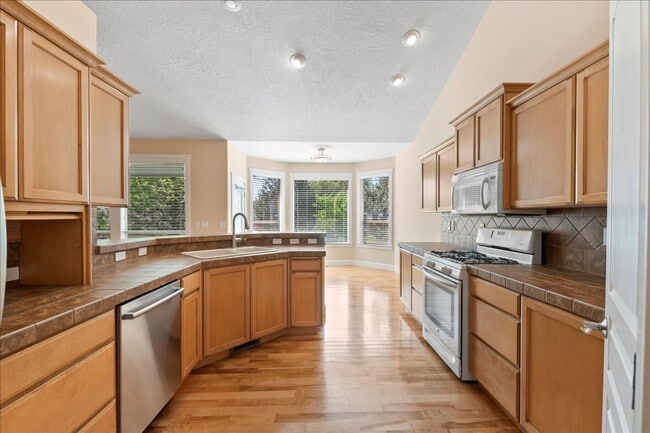 Building Photo - 3 Bedroom 3 Bathroom Home in Desirable Eag...