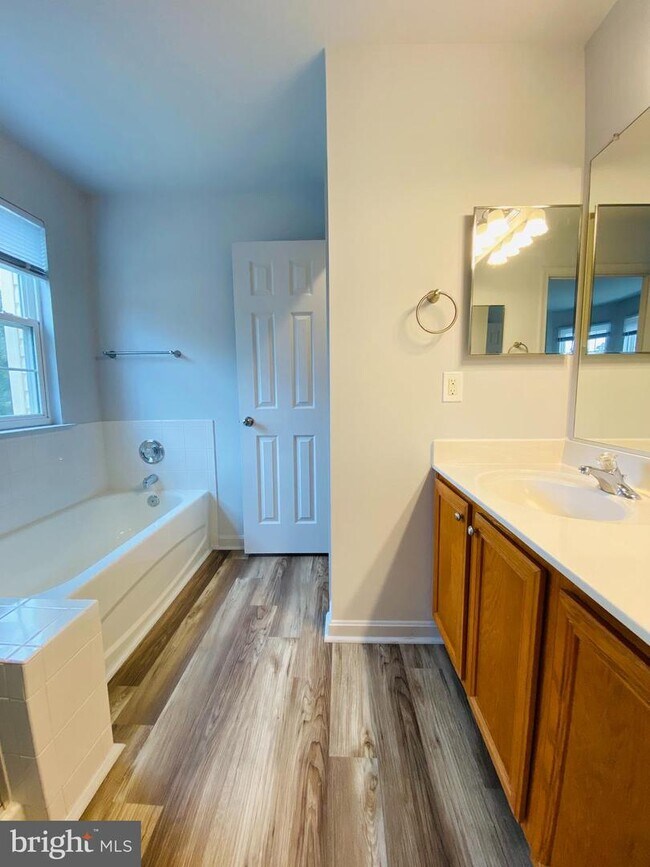 Building Photo - 5147 Mallards Landing Dr