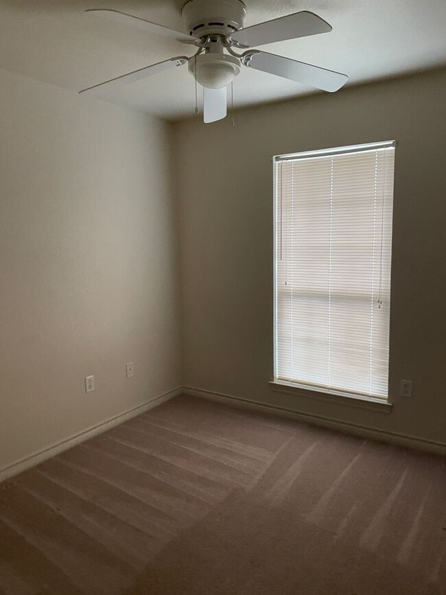 Building Photo - 2 story town house! 3 bed 2.5 bath