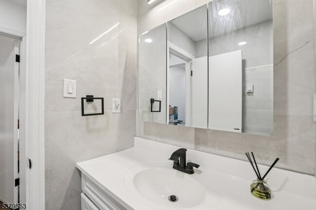 Building Photo - 14 B Lakeside Dr