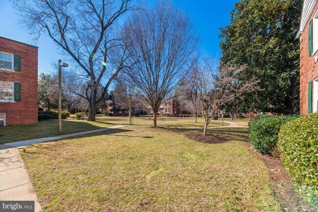 Building Photo - 1817 Queens Ln