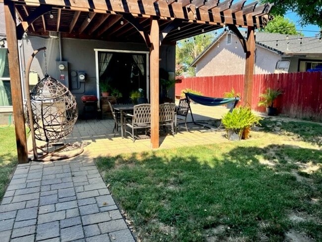 Building Photo - Available Now  4 Bedroom 2 bath home