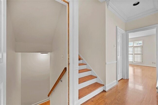 Building Photo - 11 Paces W Dr NW