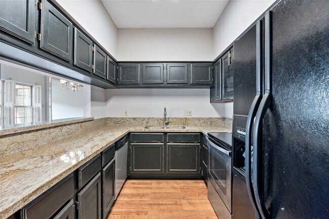 Building Photo - 3122 Camelot Dr