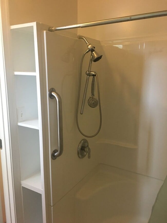 Building Photo - 1st Floor Efficiency Yotk City