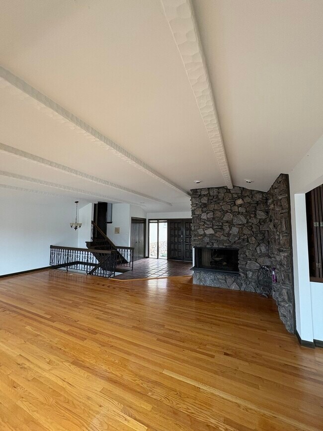 Building Photo - 1800 Montgomery Ct