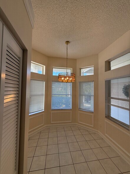 Building Photo - 256 Kingston Dr
