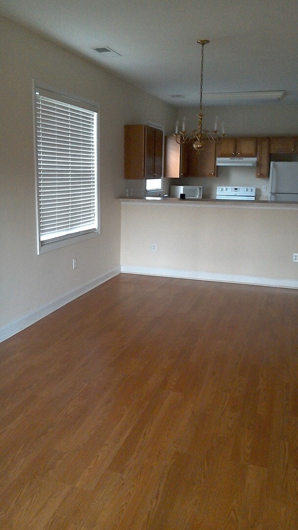 Building Photo - SPECIAL!  2 Bedroom/2 bath Condo - 1/2 half rent second month