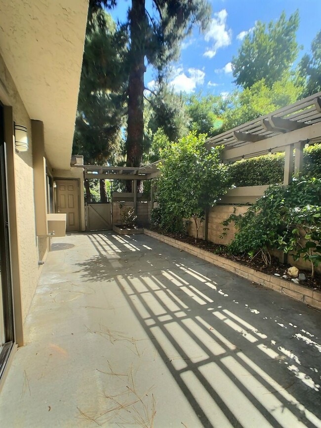 Building Photo - Dry Creek Village Townhouse!