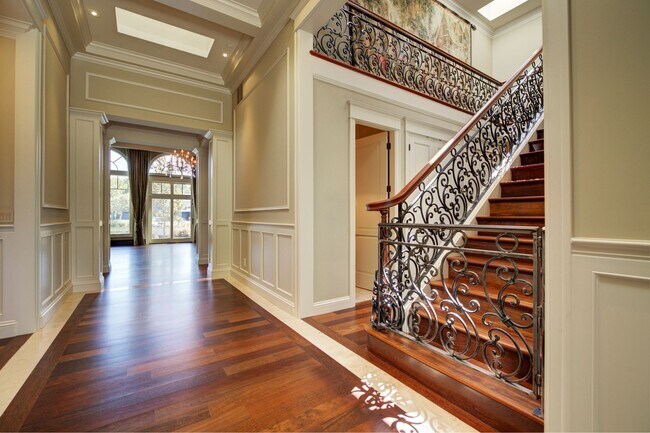 Building Photo - 4Bd+Den/4.5Ba Clyde Hill House
