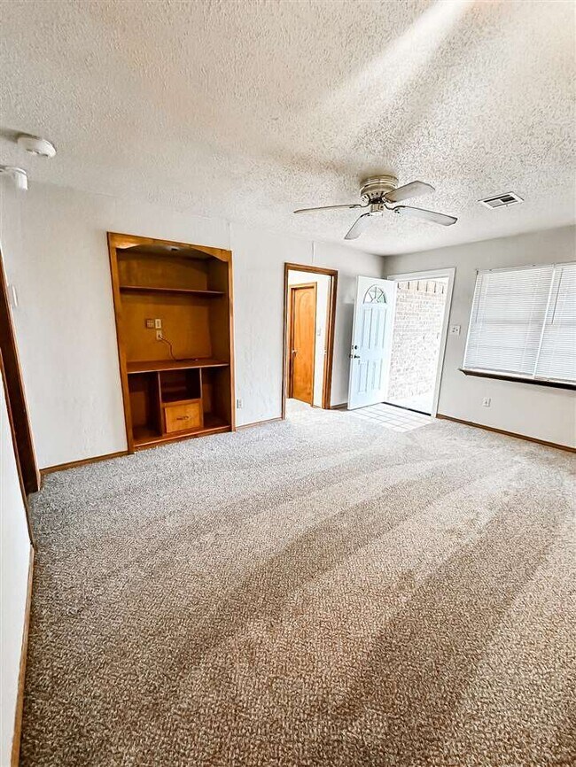 Building Photo - 6910 SW Forest Ave