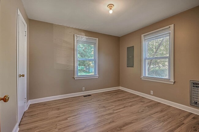 Building Photo - 3 Bedroom / 1 Bath Home