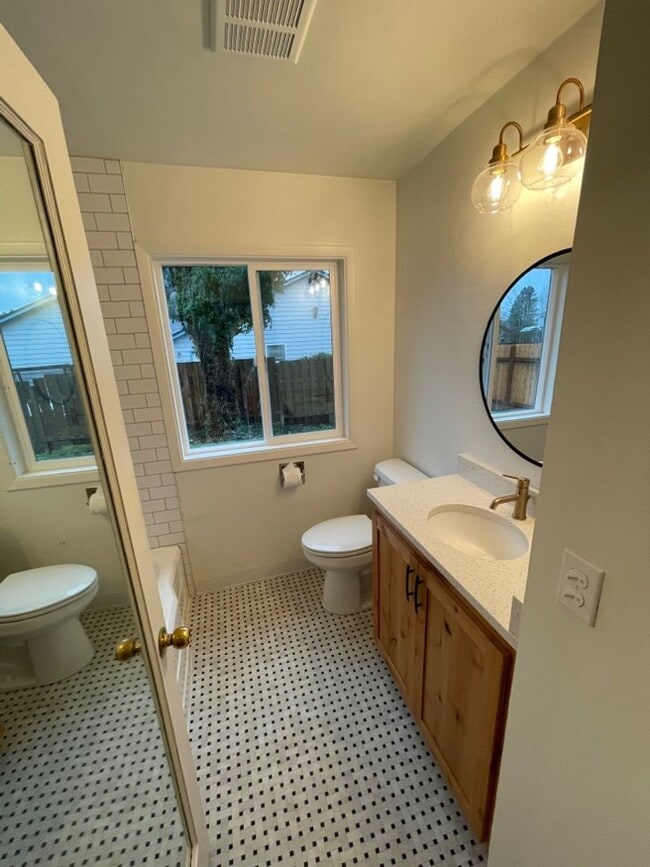 Building Photo - AVAILABLE NOW!!! Spacious 2bd/1ba House w/...