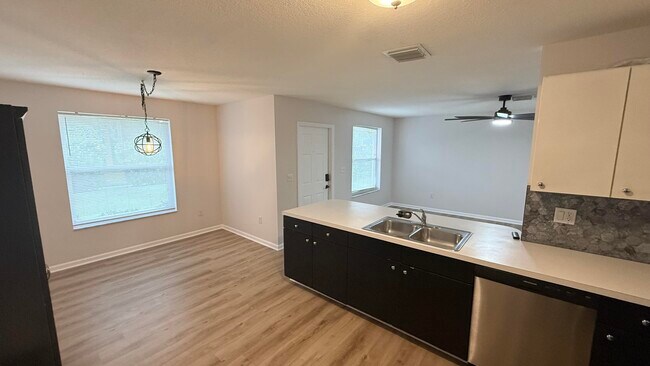 Building Photo - 1095 Miami Blvd