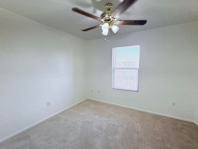 Building Photo - 4 bed/3bath in desirable Paseo Del Rio Community