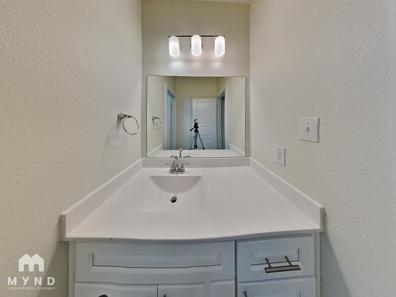 Building Photo - 4725 Tanglewood Dr
