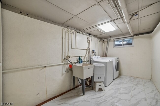 Building Photo - 10 Great Hills Terrace