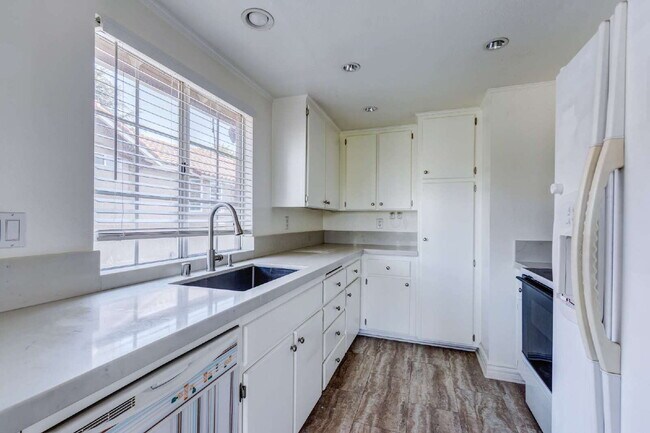 Building Photo - Spacious 2 Bedroom, 2 Bath – End Unit with...