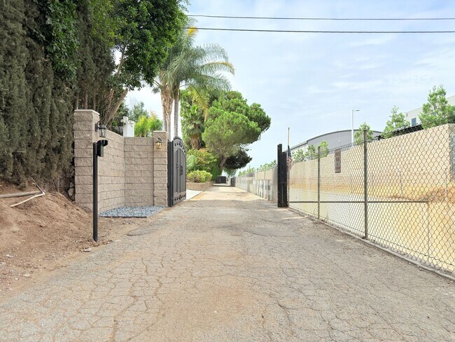 Building Photo - Luxury 3-Bedroom + Bonus Room Home in Gate...