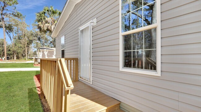 Building Photo - 3/2 Brooksville Available Now !