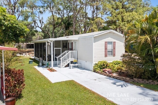 Building Photo - 2217 Hemlock Ln