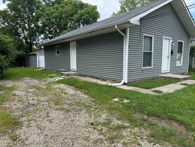 Building Photo - 3 Bedroom, 1 Bath Ranch Home in Columbus' ...