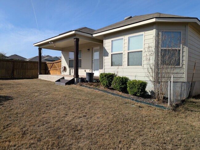 Building Photo - 1 story gem with quick access to Randolph!!