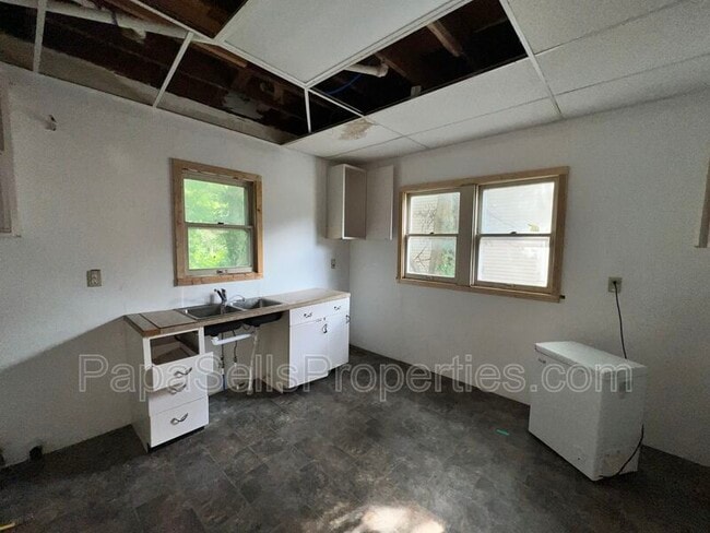 Building Photo - 327 E Stuart Ave