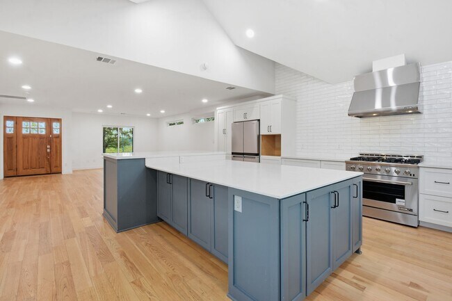 Building Photo - Beautiful Houston Home Featuring a Private Pool