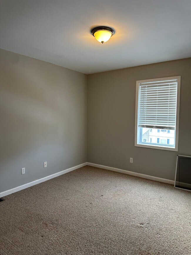 Building Photo - 319 Charles Ave