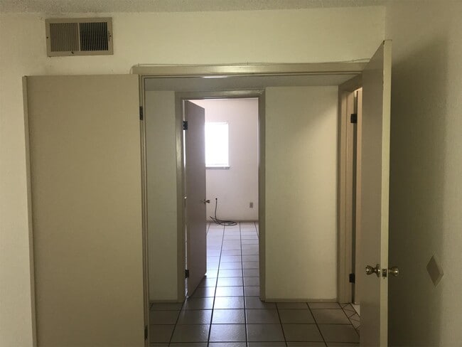 Building Photo - 10628 B SPRINGWOOD