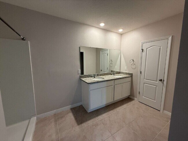 Building Photo - Large 4 Bedroom/2.5 Bathroom Home in Thompson Grove