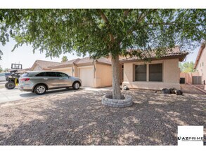 Building Photo - Live in luxury in this Exceptional 3/2 Gle...