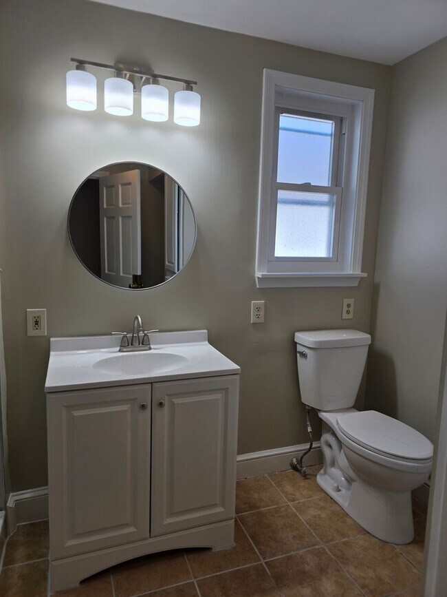 Building Photo - No Brokers Fee, In-Unit Laundry, Eat-in Kitchen, Large bedrooms, 3 Full Bathrooms