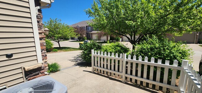 Building Photo - Rare 3 bedroom, 2.5 bathroom rental home w...