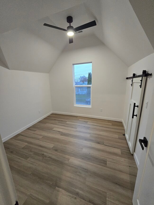 Building Photo - 515 Irving St