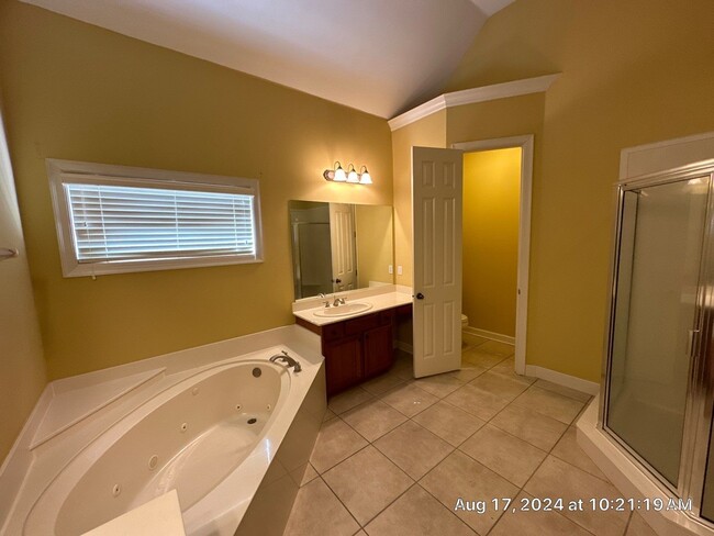 Building Photo - 10135 Ridgewood Oak Dr