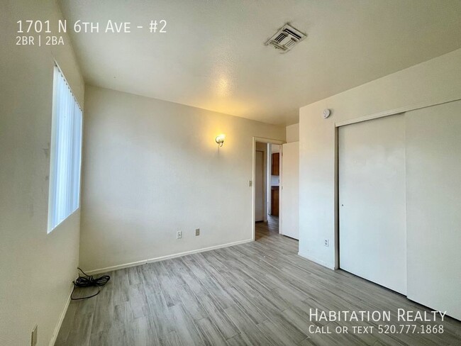 Building Photo - 2 bed/2 bath newly renovated! Easy biking,...