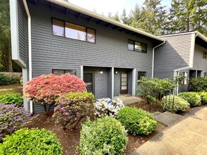 Building Photo - Beautiful Townhome For Rent in the Tranquil Chambers Bay