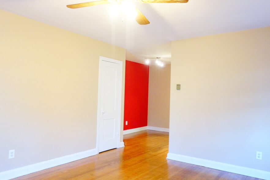 Building Photo - 8408 Greenwood Ave