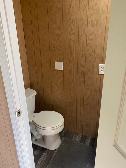 Shed/ workout room restroom toilet - 1816 Co Rd 432