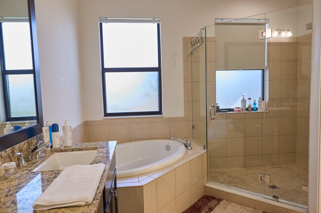 Building Photo - 9909 W 32nd Ln