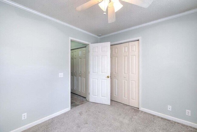 Building Photo - 15 Killarney Ln