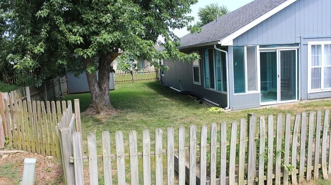 Building Photo - 1005 Weschester Ct