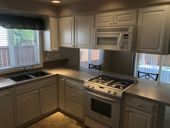 Building Photo - Larger Three Bedroom Home in Keizer