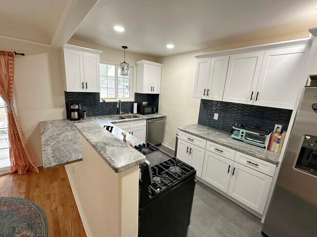 Building Photo - 801 Solano Dr NE