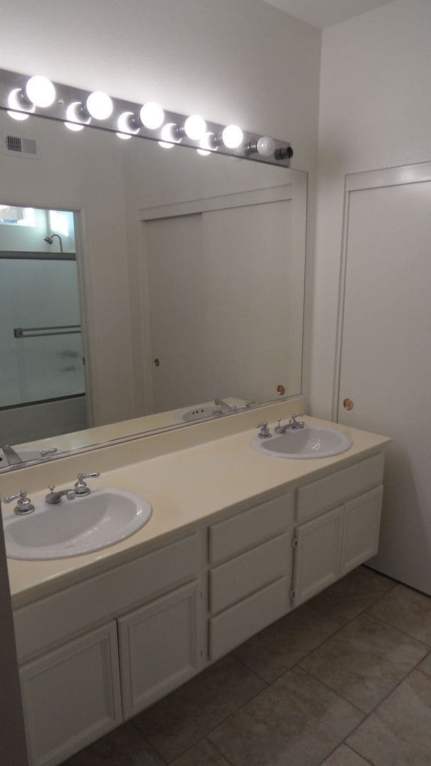 Building Photo - Clean & Spacious 2BR 2BA Two-Story, All Up...