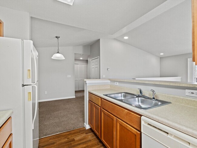 Building Photo - Comfortable 1 Bedroom 1 Bath*********Castle Schools**********Walking Trails