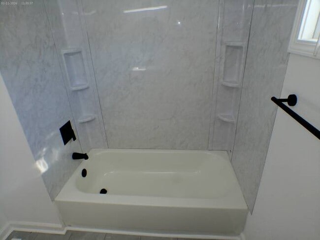 Building Photo - Beautiful 4 bedrooms and 2 full baths with vanity in a beautiful house at Longwood Ave Kansas Cit...