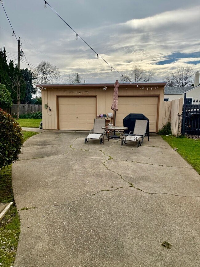 Building Photo - JSTREET5712-5716